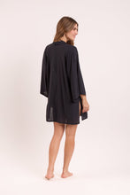 Cargar imagen en el visor de la galería, Model Back: Rio De Sol Robe De Plage Black Kimono