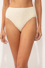 Cargar imagen en el visor de la galería, Gallery: Rio De Sol Bas Bottom Brisa-Offwhite Hotpants
