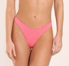 Cargar imagen en el visor de la galería, Model Front: Maaji Bas Bottom Lipstick Rose Dainty Splendour