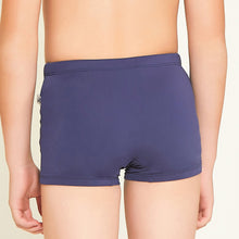 Cargar imagen en el visor de la galería, Model Back: Uv Line Maillot De Bain Garçon Trunks Kids F Inf Navy Blue Upf50+