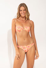 Cargar imagen en el visor de la galería, Model Front: Rio De Sol Haut Top Ditsy-Butter Juliette