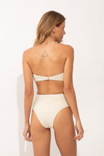 Cargar imagen en el visor de la galería, Model Back: Rio De Sol Bas Bottom Brisa-Offwhite Hotpants