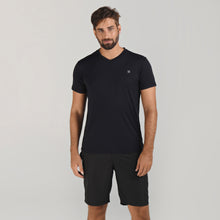 Cargar imagen en el visor de la galería, Model Front: Uv Line Fitness Haut Sport Fit Mas Preto Upf50+
