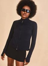 Cargar imagen en el visor de la galería, Image 03: Uv Line T-Shirt Jacket Fem New Fit Black Upf50+