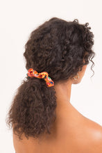 Cargar imagen en el visor de la galería, Model Front: Rio De Sol Chouchou Love-Trip Scrunchie