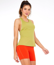 Cargar imagen en el visor de la galería, Model Front: Alto Giro Fitness Haut Regata Speed Debrum Sport Way Verde Moss