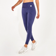 Cargar imagen en el visor de la galería, Model Front: Alto Giro Fitness Bas Legging Circuit Blackout Cinza Graystone