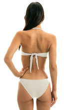 Cargar imagen en el visor de la galería, Model Back: Rio De Sol Bas Bottom Perola Band Comfort
