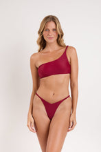 Cargar imagen en el visor de la galería, Model Front: Rio De Sol Bas Bottom Touch-Carmim Gigi