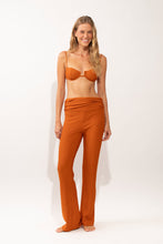 Cargar imagen en el visor de la galería, Model Front: Rio De Sol Pantalon De Plage Ferrugo Murana Pants