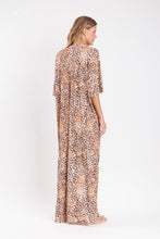 Cargar imagen en el visor de la galería, Model Back: Rio De Sol Vêtement De Plage Leopard Long Dress