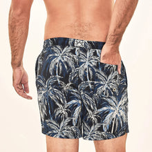 Cargar imagen en el visor de la galería, Model Back: Uv Line Short De Bain Short Acqua Coqueiros Marinho Upf50+