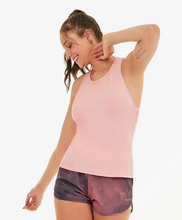 Cargar imagen en el visor de la galería, Model Front: Alto Giro Fitness Haut Regata Speed Detalhe Vazado Costas Coral Cream