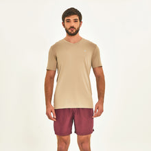 Cargar imagen en el visor de la galería, Model Front: Uv Line Fitness Haut T-Shirt Sport Fit Areia Upf50+
