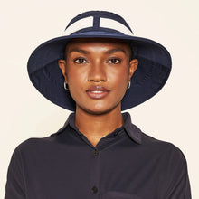 Cargar imagen en el visor de la galería, Model Front: Uv Line Chapeau Souple/Capeline Hat Paris Ville L Fem Blue White Upf50+