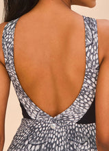 Cargar imagen en el visor de la galería, Model Back: Uv Line Une Pièce Swimsuit Verena Asas Upf50+