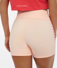 Cargar imagen en el visor de la galería, Model Back: Alto Giro Fitness Bas Bermuda Blackout Bio Listras Coral Relax