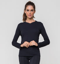 Cargar imagen en el visor de la galería, Model Front: Uv Line Fitness Haut Sport Fit Preto Fem