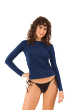 Cargar imagen en el visor de la galería, Model Front: Rio De Sol Haut Navy Rash-Guard
