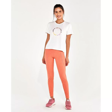 Cargar imagen en el visor de la galería, Model Front: Alto Giro Fitness Haut T-Shirt Radiosa Love Is Off White