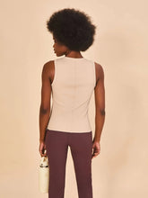 Cargar imagen en el visor de la galería, Model Back: Uv Line Fitness Haut Regata Fem Ribbed Sand Upf50+