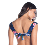 Cargar imagen en el visor de la galería, Model Back: Saha Haut Top Sierra Floral Night