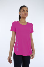 Cargar imagen en el visor de la galería, Model Front: Alto Giro Fitness Haut T-Shirt Skin Fit Inspiracionais Pink Choque