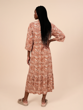 Cargar imagen en el visor de la galería, Model Back: Uv Line Chemise Long Shirtdress Tie Dye Pitanga Upf50+
