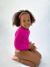 Cargar imagen en el visor de la galería, Model Back: Rio De Sol T-Shirt Amaranto Rash-Guard Kids