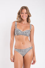 Cargar imagen en el visor de la galería, Model Front: Rio De Sol Haut Top Collage Amelia