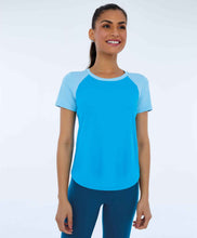 Cargar imagen en el visor de la galería, Model Front: Alto Giro Fitness Haut T-Shirt Skin Fit Recortes Sport Azul Vivid