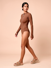 Cargar imagen en el visor de la galería, Image 03: Uv Line Une Pièce Long Sleeve Swimsuit Macae Brown Upf50+