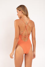 Cargar imagen en el visor de la galería, Model Back: Rio De Sol Une Pièce Sand-Argila Sunny