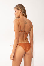 Cargar imagen en el visor de la galería, Model Back: Rio De Sol Bas Bottom Shimmer-Nocciola Ibiza-Comfy-Gold
