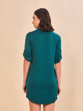 Cargar imagen en el visor de la galería, Model Back: Uv Line Chemise Shirtdress Copenhagen Petroleo Upf50+