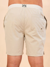 Cargar imagen en el visor de la galería, Model Back: Uv Line Bermuda / Short Pour Homme Shorts Acqua Boxer Areia Upf50+