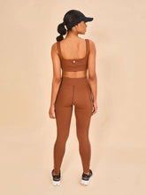 Cargar imagen en el visor de la galería, Model Back: Uv Line Fitness Bas Legging Fit Aspen Brown Upf50+