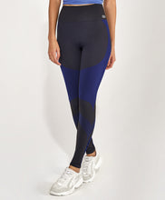 Cargar imagen en el visor de la galería, Model Front: Alto Giro Fitness Bas Legging Sem Costura Emana Bicolor Preto