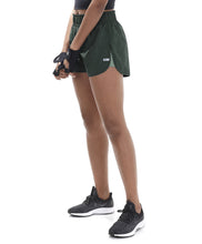 Cargar imagen en el visor de la galería, Model Front: Alto Giro Fitness Bas Shorts Tecnospan Verde Militar