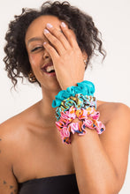 Cargar imagen en el visor de la galería, Image 02: Rio De Sol Chouchou Malibu-Atol Scrunchie