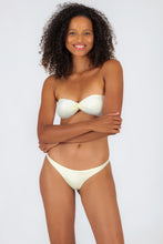 Cargar imagen en el visor de la galería, Model Front: Rio De Sol Haut Top Off-White Twist