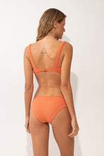 Cargar imagen en el visor de la galería, Model Back: Rio De Sol Bas Bottom Sand-Argila Essential-Comfy