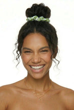 Cargar imagen en el visor de la galería, Model Front: Rio De Sol Chouchou Palms Scrunchie