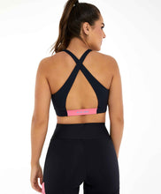 Cargar imagen en el visor de la galería, Model Back: Alto Giro Fitness Haut Top Hyper Costas Cruzadas Preto