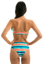 Cargar imagen en el visor de la galería, Model Back: Rio De Sol Bas Bottom Upbeat Reto Hotpant