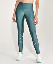 Cargar imagen en el visor de la galería, Model Front: Alto Giro Fitness Bas Legging Atlanta Fitas Refletivas Verde Strong
