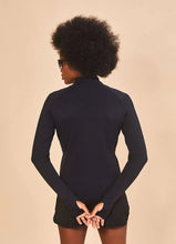 Cargar imagen en el visor de la galería, Model Back: Uv Line T-Shirt Jacket Fem New Fit Black Upf50+