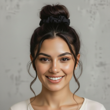 Cargar imagen en el visor de la galería, Model Front: Rio De Sol Chouchou Icon-Nero Scrunchie