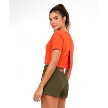 Cargar imagen en el visor de la galería, Model Back: Alto Giro Fitness Haut T-Shirt Skin Fit Cropped 1983 Laranja Pitanga