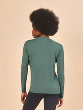 Cargar imagen en el visor de la galería, Model Back: Uv Line T-Shirt Longsleeve Fem New Fit Textura Verde Jade Upf50+